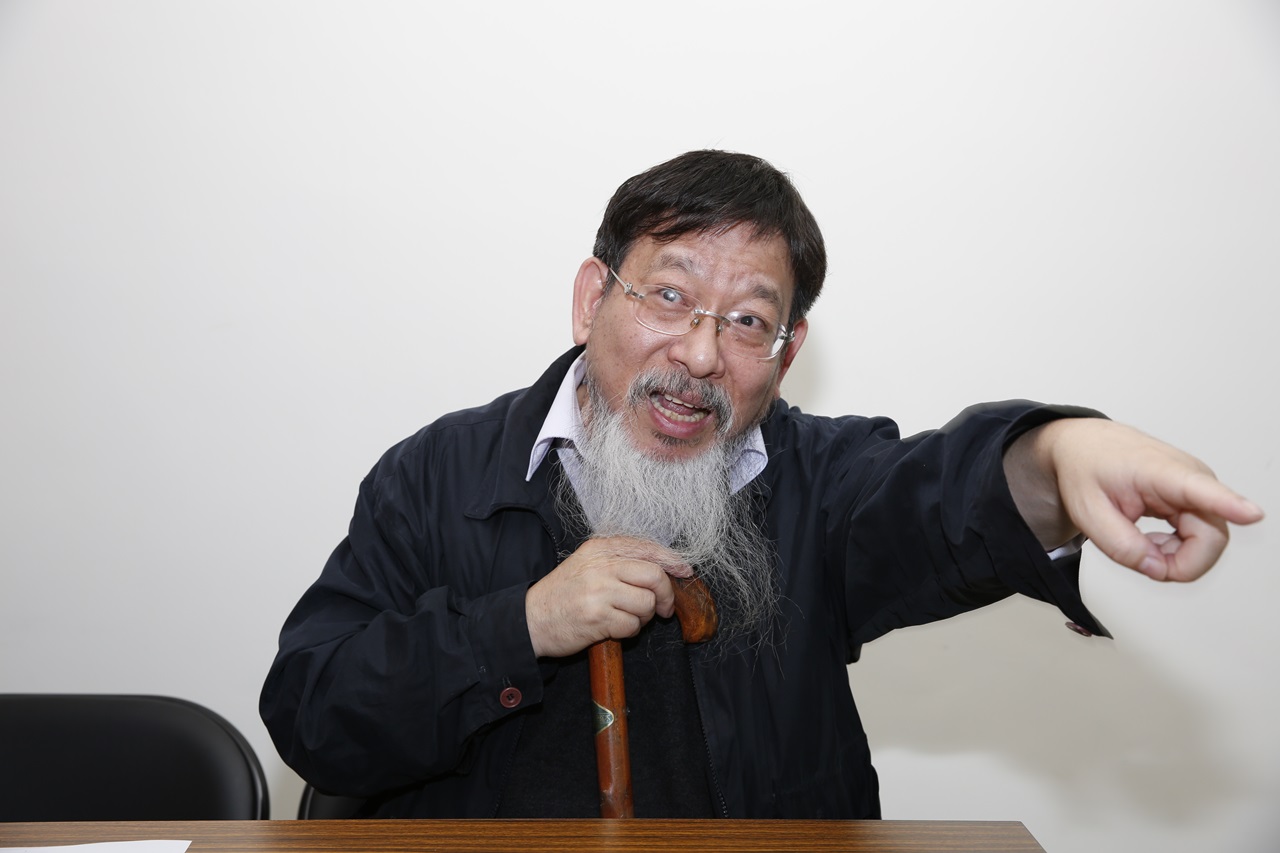張靜今天除了道歉，他還左批司法院長許宗力，右虧總統姪子蔡元仕。