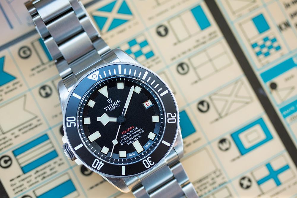 帝舵的Pelagos LHD(左)以1981年為法國海軍製造的「左撇子」專用潛水錶為靈感,除了左置錶冠的獨特性之外,特殊紅黑雙色輪流呈現的日期視窗一大賣點。定價NT$ 132,500 。