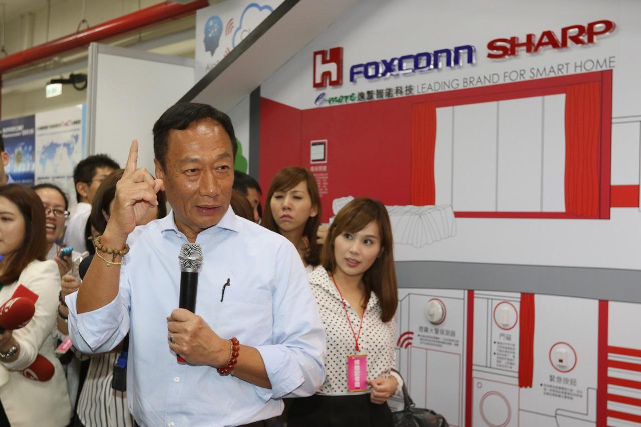 媒體詢問鴻海有意收購東芝晶片事業，郭台銘後對媒體表示，很有信心，與誠意談這件事。