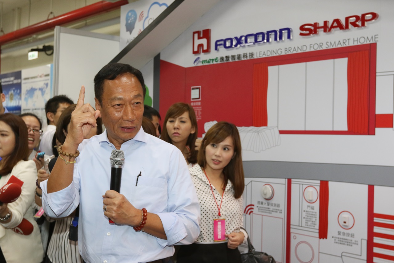 媒體詢問鴻海有意收購東芝晶片事業，郭台銘後對媒體表示，很有信心，與誠意談這件事。