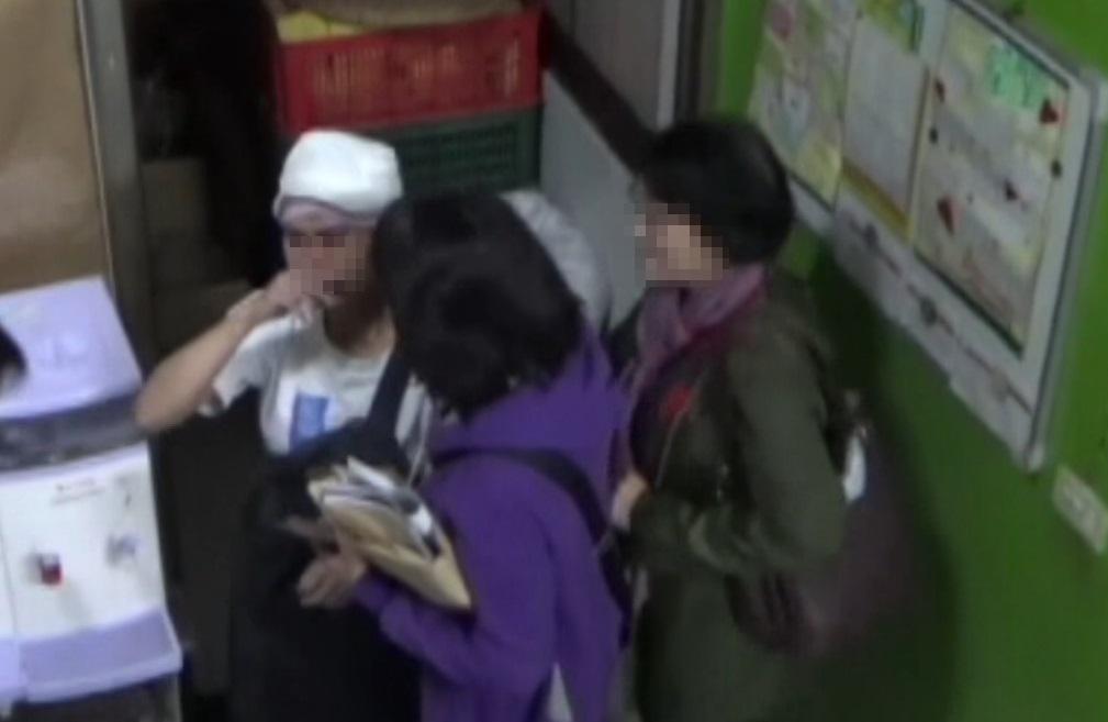 荃聖老家食品公司鄭姓負責人還有妻子蔡姓女子，依照違反人口販運防制法起訴。