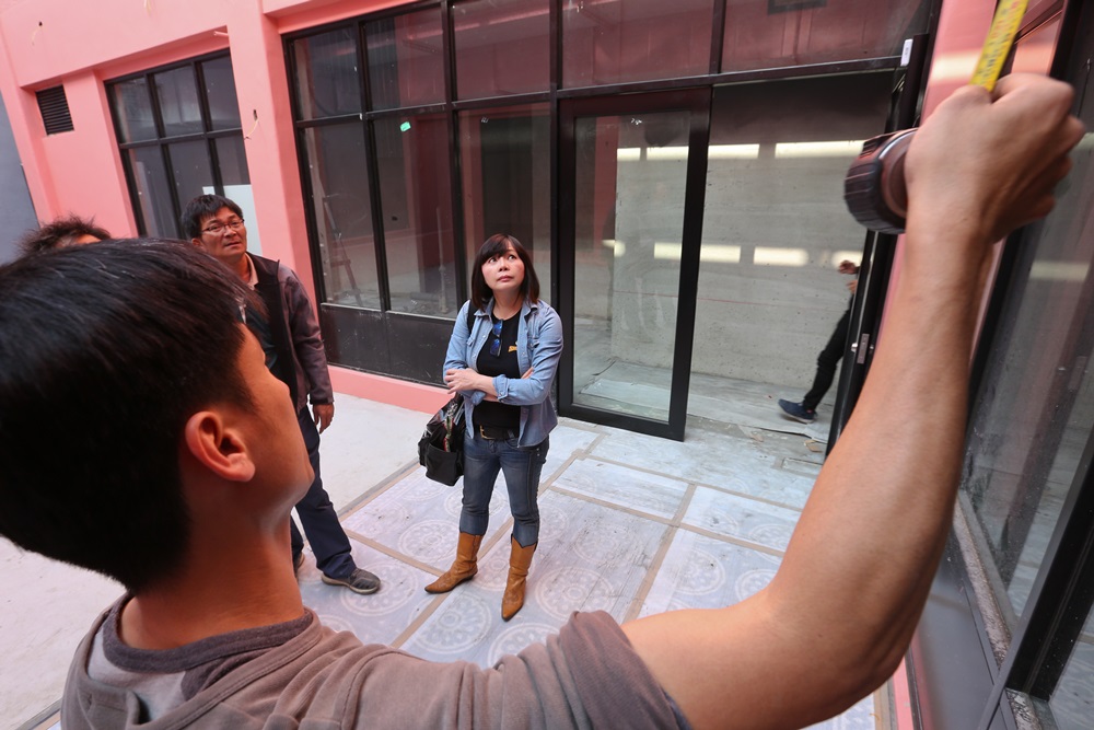 冒煙的喬餐飲集團2016年年營收4．25億元，掌舵手是Amy，雖是一介女流，在工地卻感覺無所不懂。