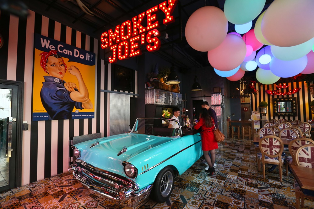 高雄鹽埕區的「SMOKEY JOE'S就是公寓旅店」則用美式復古為設計理念，迎賓櫃檯就以一台真正的復古跑車改造。