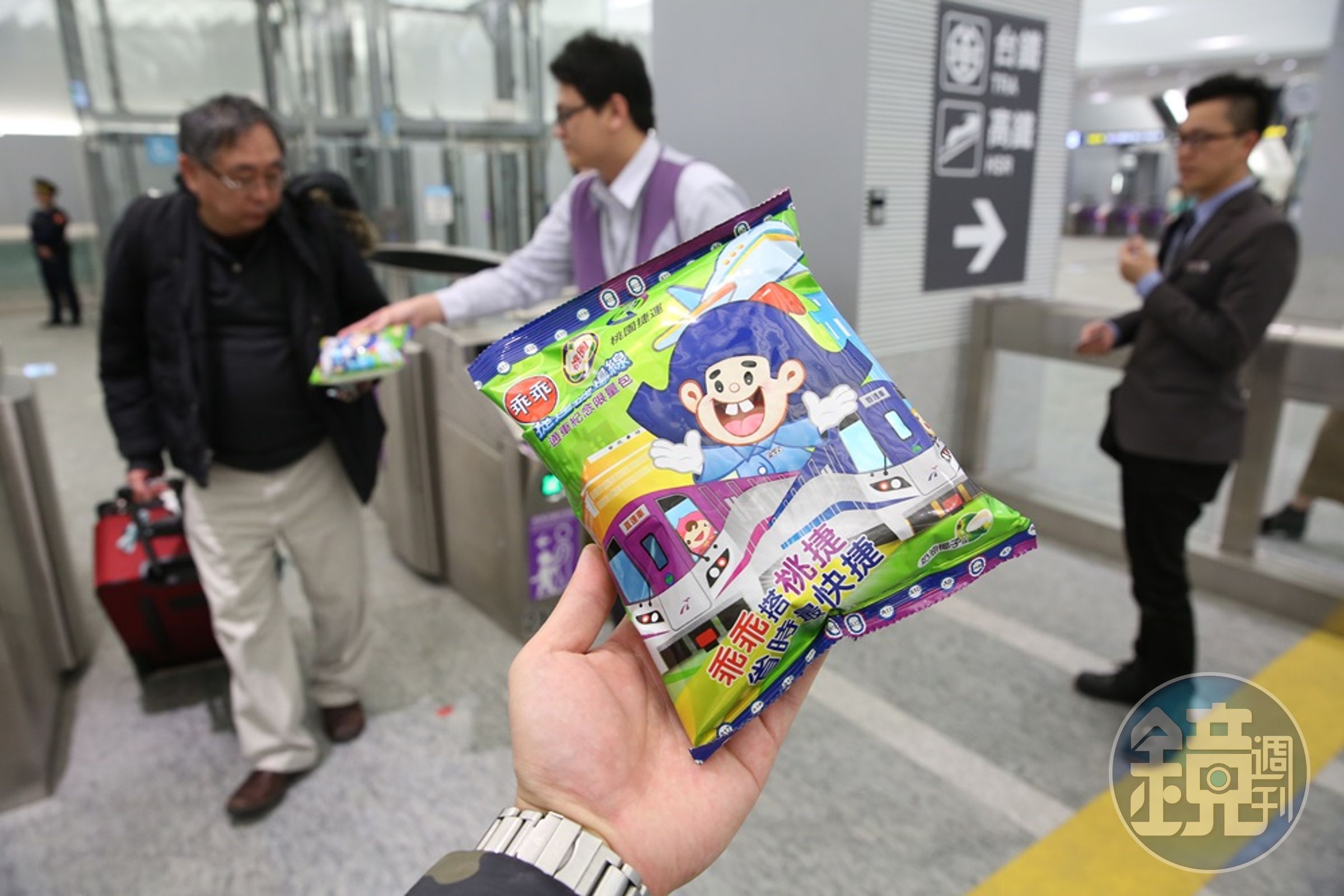 機場捷運正試營運第一天，免費發送限量的綠乖乖，有意祈求系統一切順利都能乖乖的。