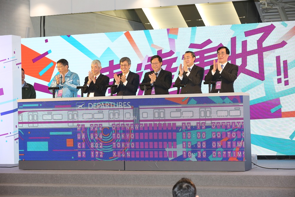 機場捷運今天舉辦正式營運通車典禮，包括副總統陳建仁、交通部長賀陳旦、台北市長柯文哲、桃園市長鄭文燦都出席，唯獨新北市由副市長李四川代打。