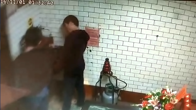 2嫌異想天開，想用釣魚線釣出香油錢。