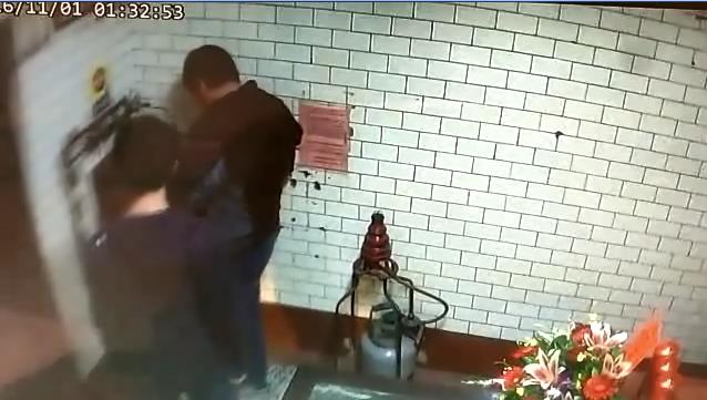 釣香油錢其中一人失敗後，還換手由另一人繼續釣。