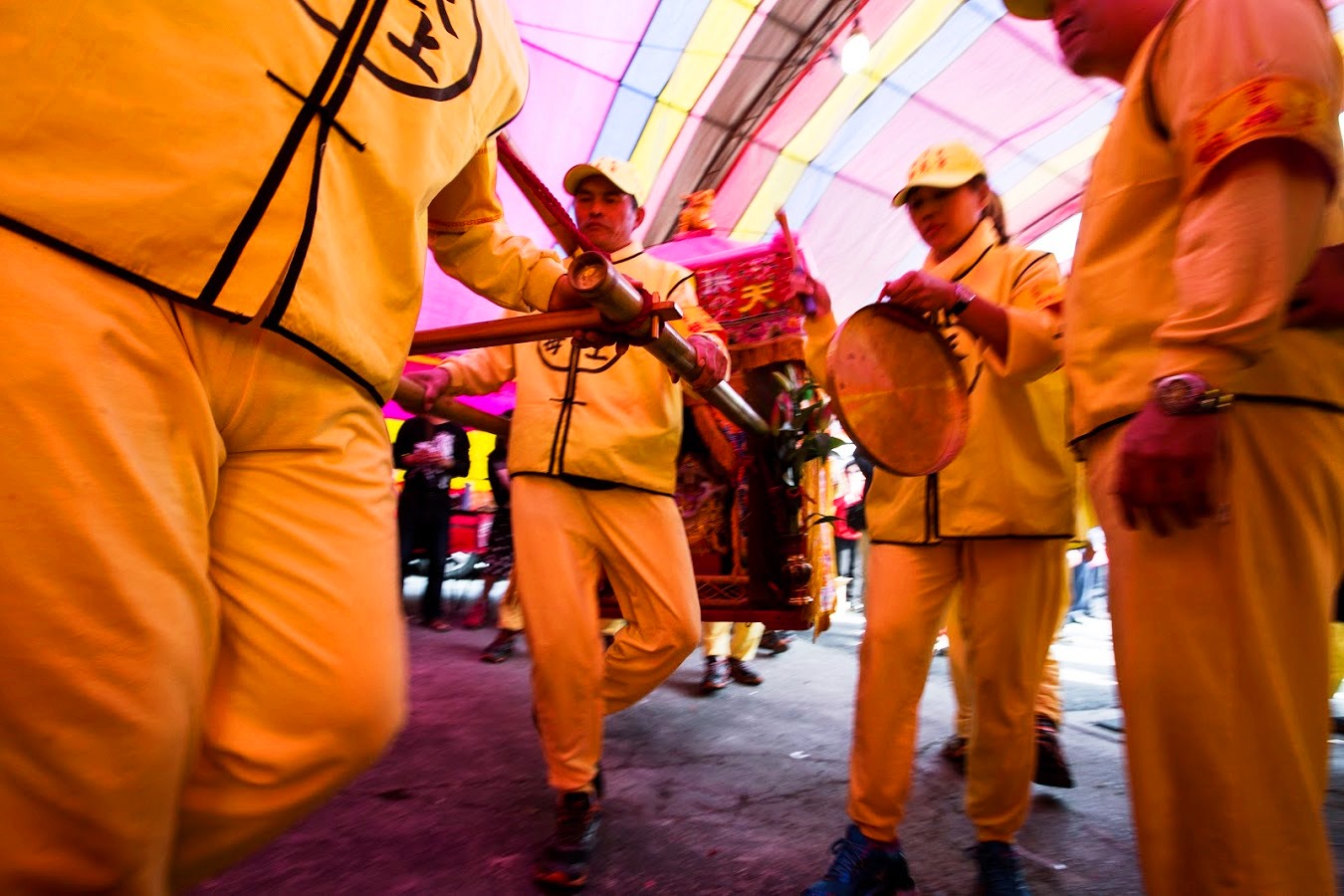 白沙屯媽祖轎前鑼手常由女性擔任，今年媽祖一起轎，就先到先前擔任鑼手的信眾家中停駕。