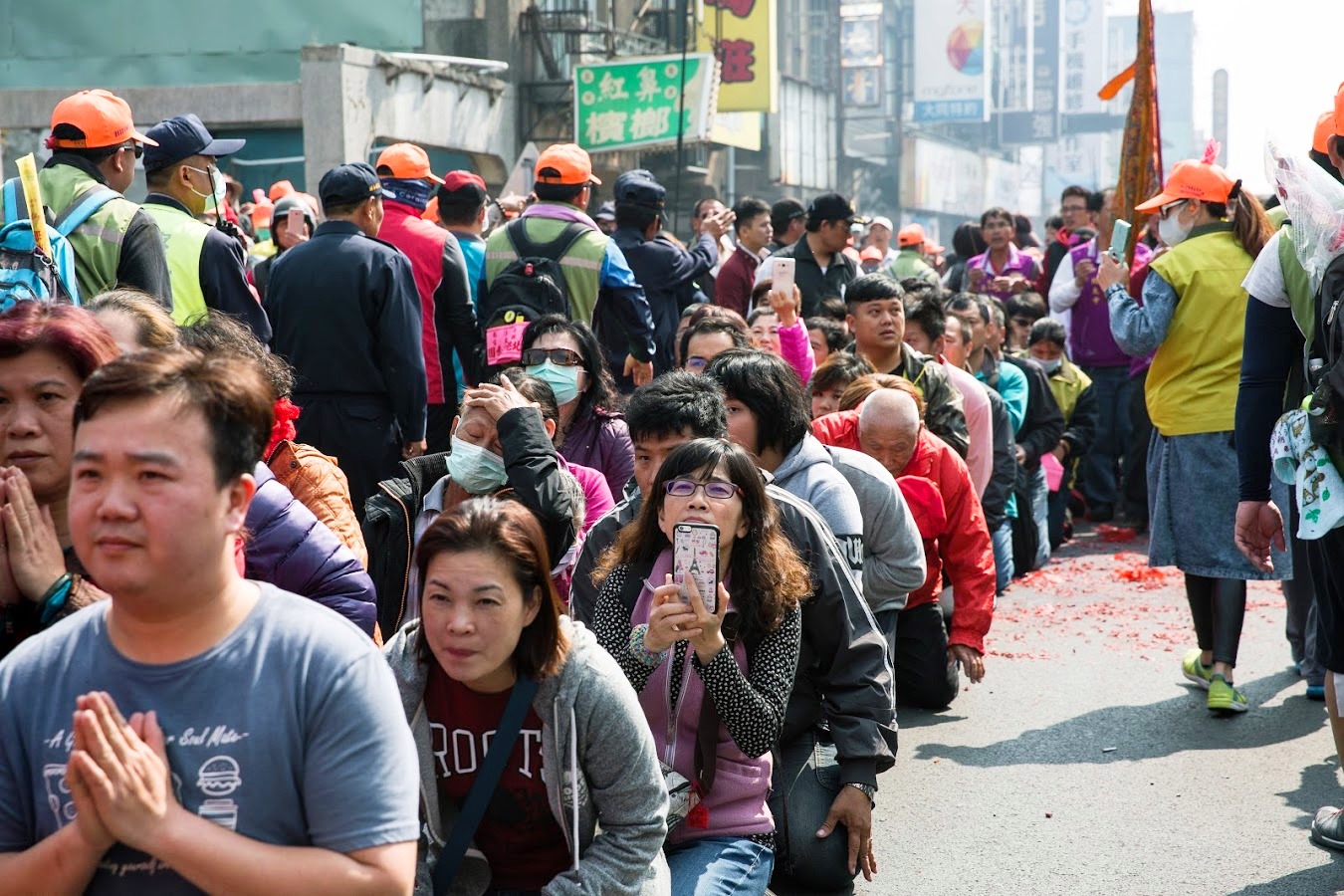 媽祖鑾轎即將經過,信眾紛紛跪在地上準備鑽轎腳。