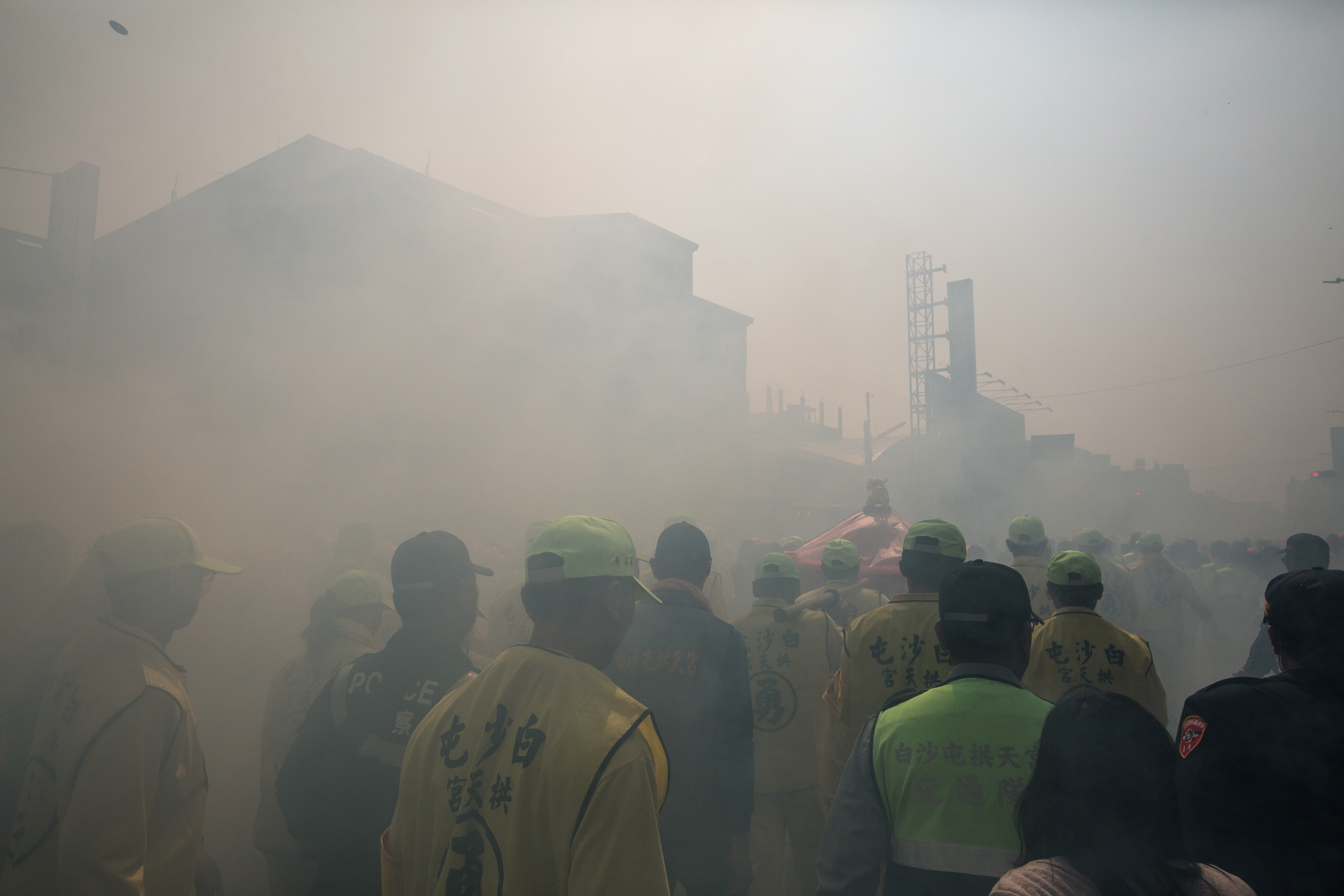 經過鞭炮轟轟烈烈般炸開後，現場煙霧迷漫如入仙境。