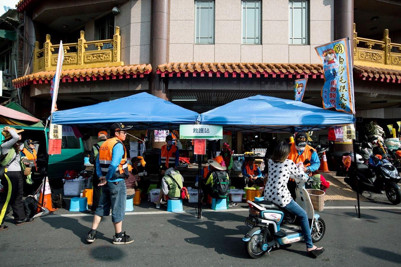 志工成立救護站,最多的是幫忙香客護理因長期行走而起水泡的雙腳。