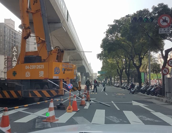 台中捷運工程又出包，鋁條從天而降砸車。