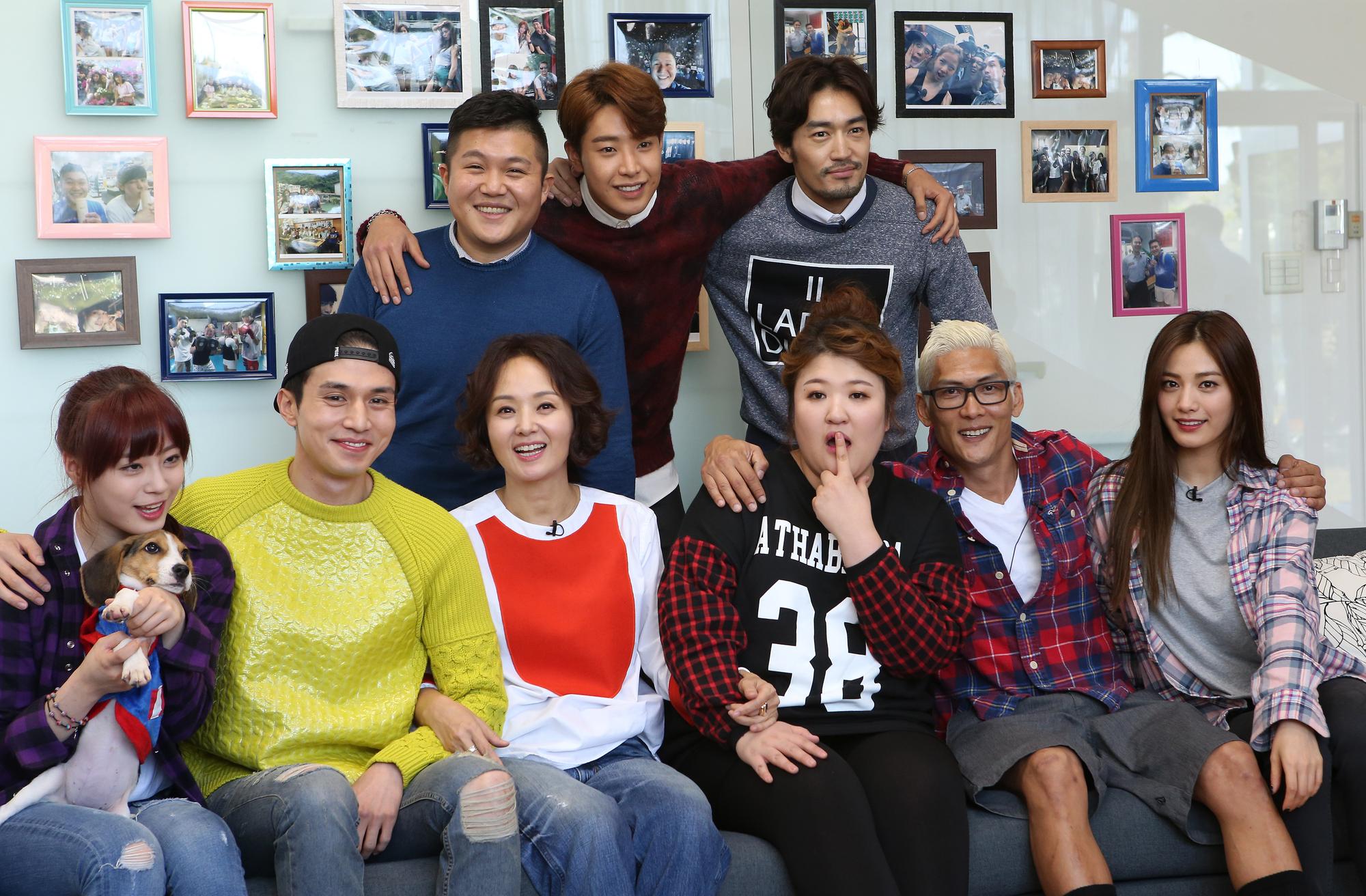 齡智（左一）自爆因合作《Roommate 2》被李棟旭（左二）吸引，曾多次暗示想嫁給他。（上排左：曹世鎬、朴玹雨、大谷亮平。下排左3起：裴宗玉、李國主、朴亨俊與NANA）（東方IC）