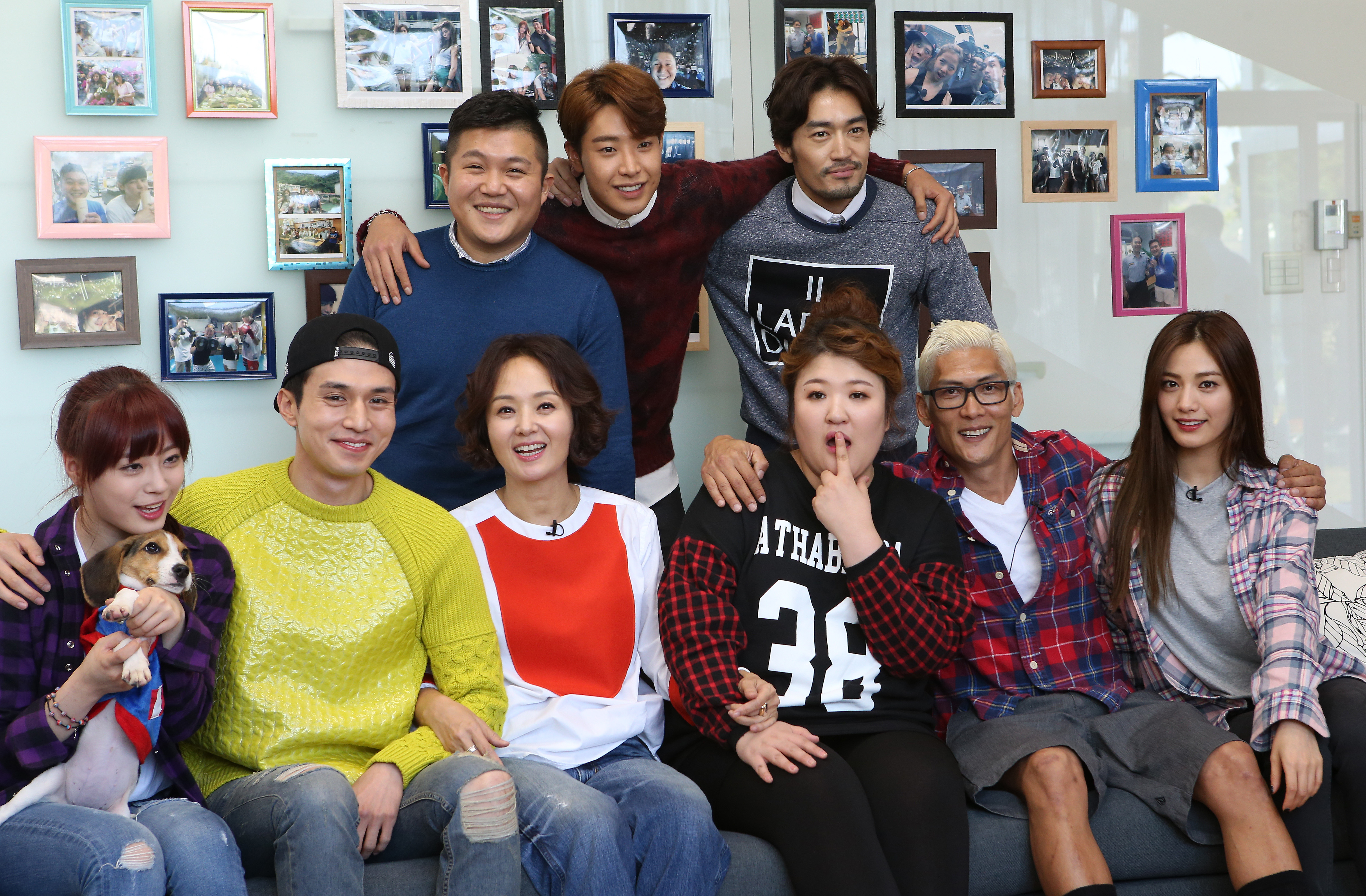 齡智（左一）自爆因合作《Roommate 2》被李棟旭（左二）吸引，曾多次暗示想嫁給他。（上排左：曹世鎬、朴玹雨、大谷亮平。下排左3起：裴宗玉、李國主、朴亨俊與NANA）（東方IC）
