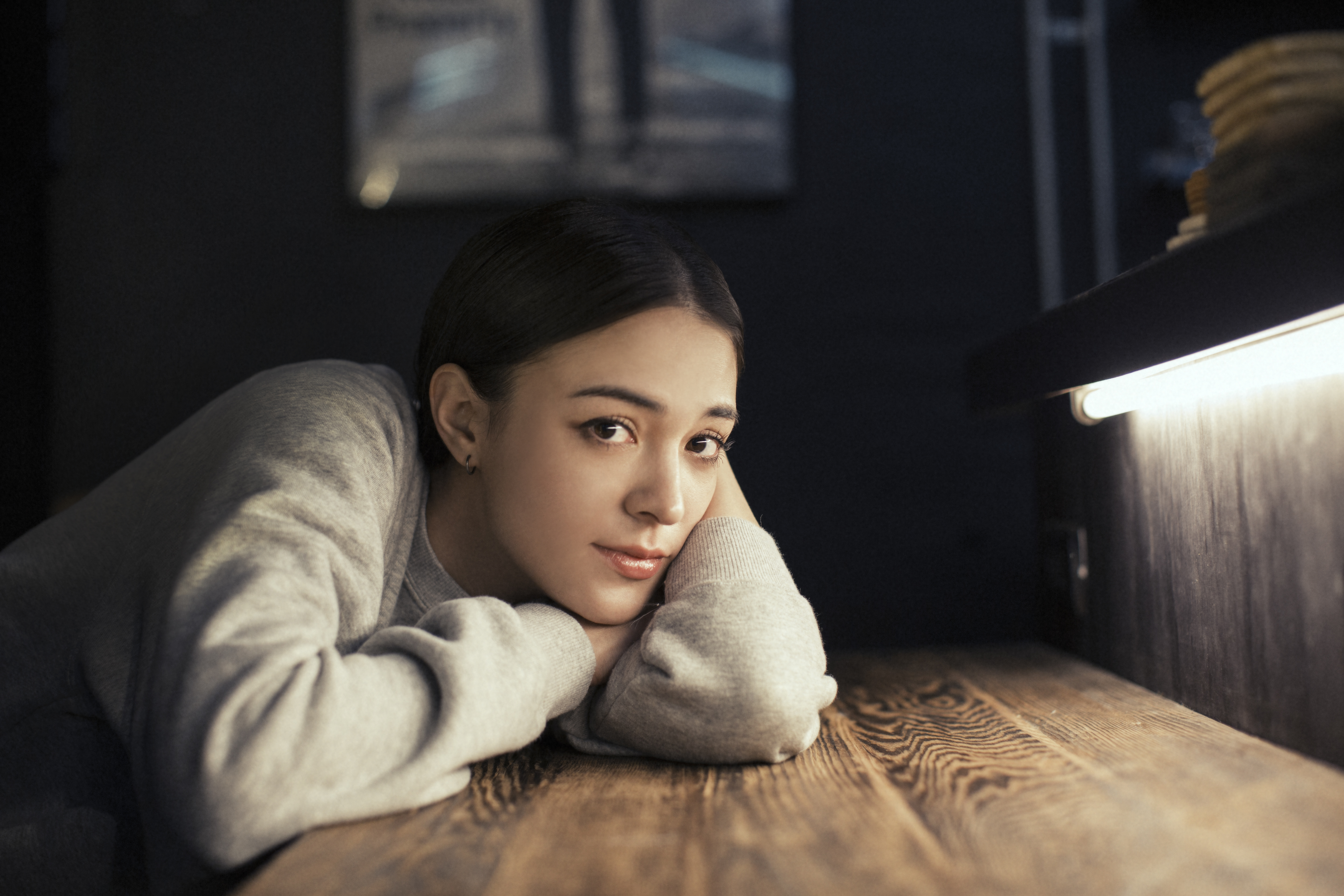 自小以一張台法混血的面孔當起台妹，張榕容一直處於害怕被當「人球」遣送回法國的恐懼中。