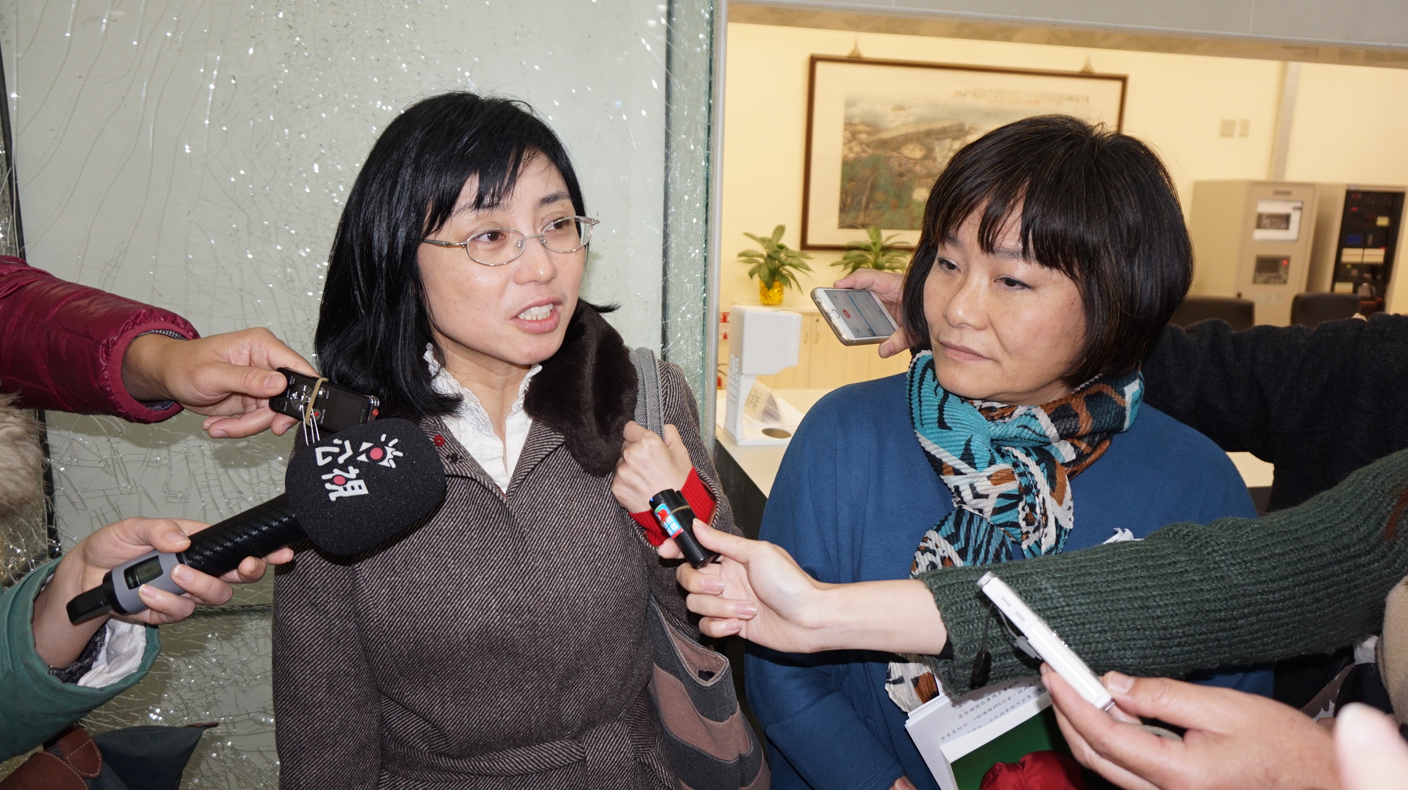 司改國是會議今針對「維護社會安全的司法」進行討論，賴芳玉律師(左)、紀惠容委員要求增加保護被害人議題。