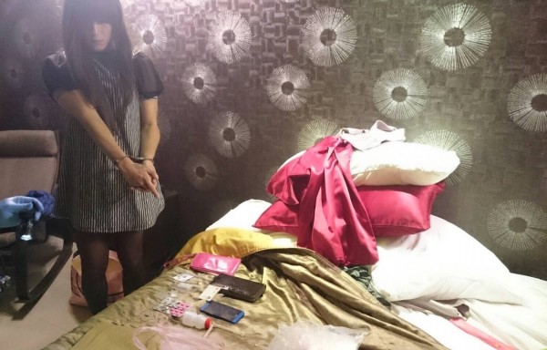 26歲的陳姓男子戴假髮、身穿洋裝及黑絲襪，讓警方第一時間誤以為是女性。