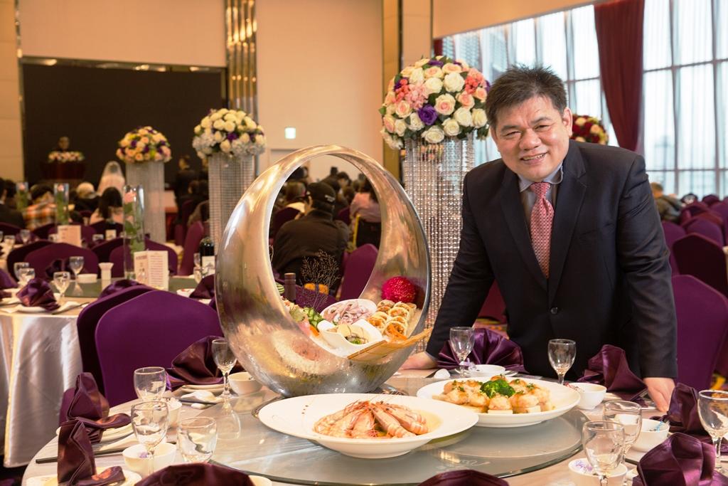 臻愛婚宴會館董事長林志成，白手起家，16歲就投入餐飲業，至今擁有6家婚宴婚館。