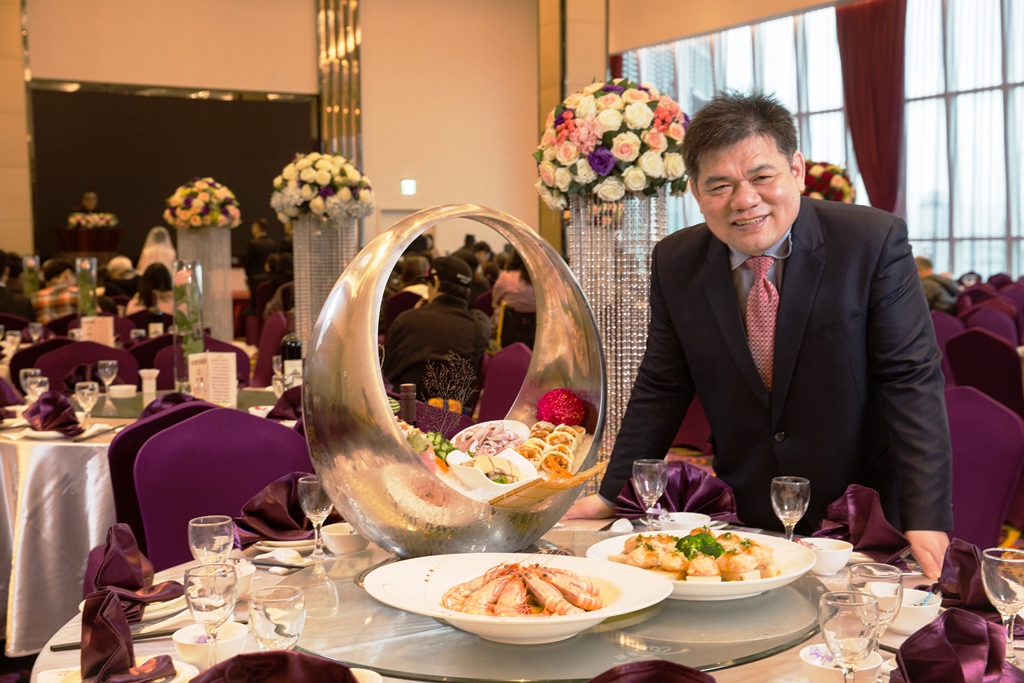 臻愛婚宴會館董事長林志成，白手起家，16歲就投入餐飲業，至今擁有6家婚宴婚館。