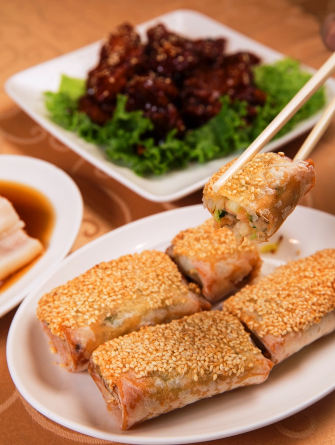「易牙居點心坊」招牌點心—芝麻海鮮捲，酥脆外皮搭配濃郁芝麻香，內餡鮮美，是店內熱銷產品。90元╱2只