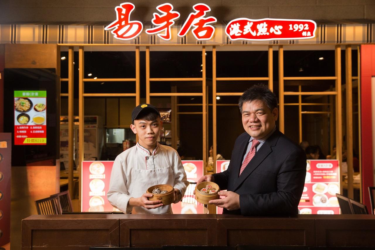 林志成（右）認為存錢比什麼都重要，他勉勵兒子林書震（左）要累積財富，必須從存錢開始。