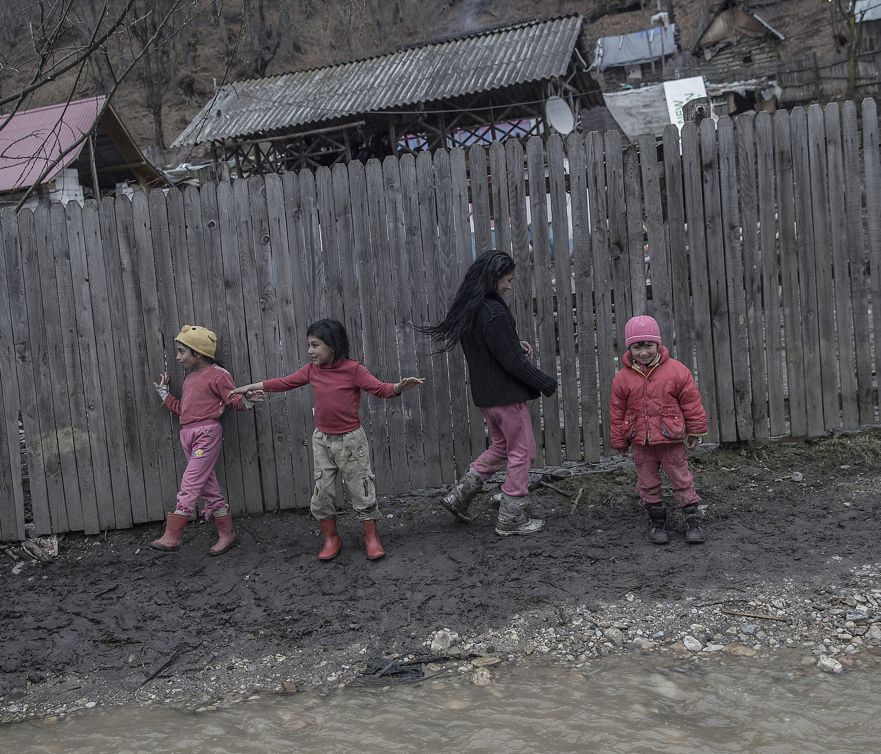 吉普賽(羅姆)人是歐洲最被汙名化、最受歧視的少數族群,圖為一群羅馬尼亞吉普賽孩童在髒兮兮的街道上玩耍。(東方IC)