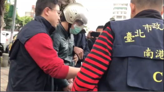 有性侵前科的程嫌被警方押解至檢方訊問