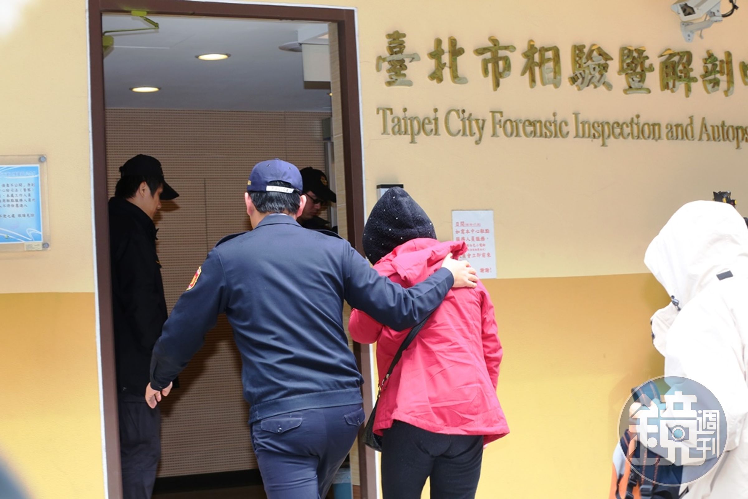 陳姓小模的家屬到第二殯儀館參與遺體相驗。