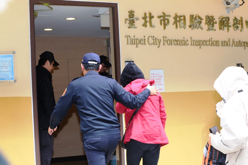 陳姓小模的家屬到第二殯儀館參與遺體相驗。