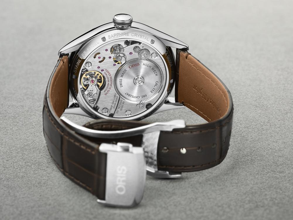 此款「Artelier Calibre 113 商務曆十日鍊腕錶」所裝配的Calibre 113手上鍊機芯，是該枚自製機芯的第四個衍生形式，最大特色在於增加了一個52週曆指示裝置（品牌稱之為「商務曆」）。