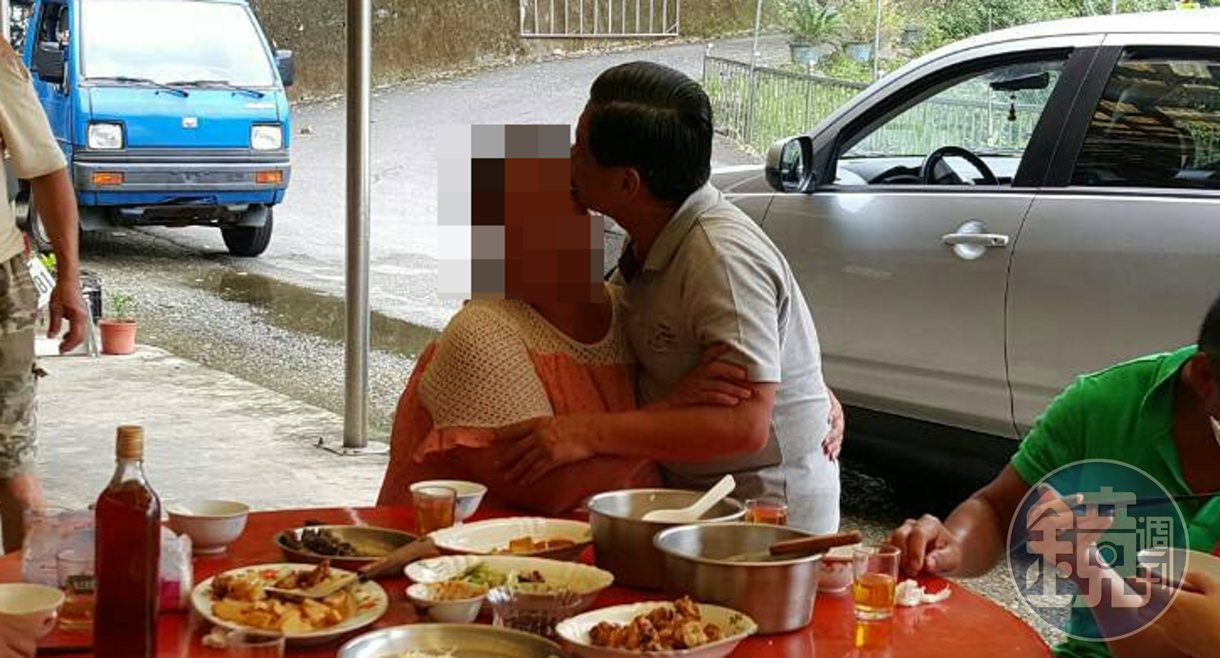 呂學記出席餐會，在眾目睽睽下親吻女里長，行為脫序卻完全不害臊。