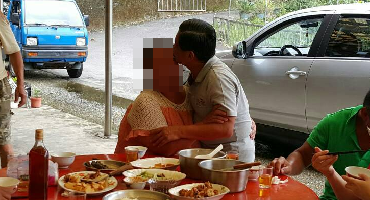 呂學記出席餐會，在眾目睽睽下親吻女里長，行為脫序卻完全不害臊。