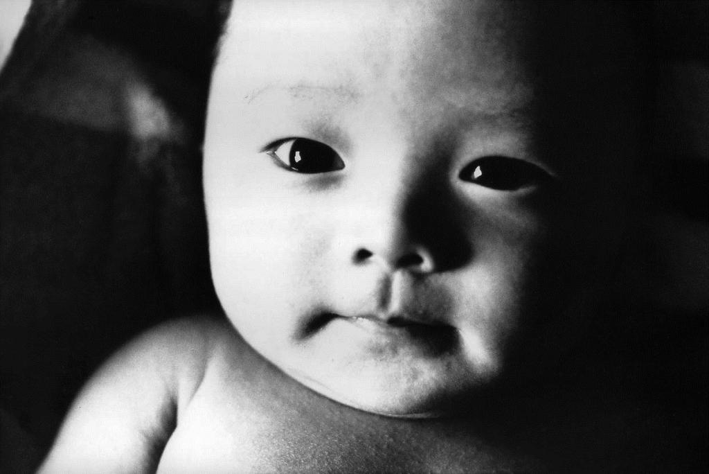 〈張世倫四十九天〉，1975年攝於台北。（張照堂提供）