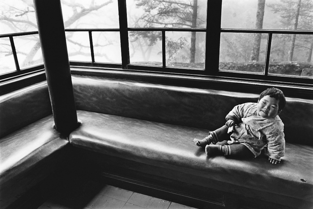 1978年於阿里山拍到的小男孩,景和霧和光都好,張照堂看見忍不住就拍了。他說這照片讓他想起自己的童年。(張照堂提供)