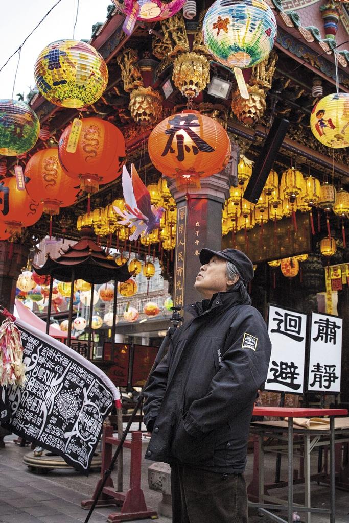 喜歡庶民文化，一進廟裡，張照堂就認真觀察環境，四處走動，一度還讓我們找不到人。