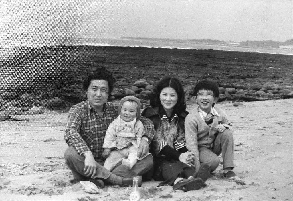 1975年一家四口於淡水沙崙合照。張照堂（左1）和妻子廖淑貞（右2）育有2子。長子張世和（右1）現從事設計工作，次子張世倫（左2）則為藝評人、攝影研究者。（張照堂提供）