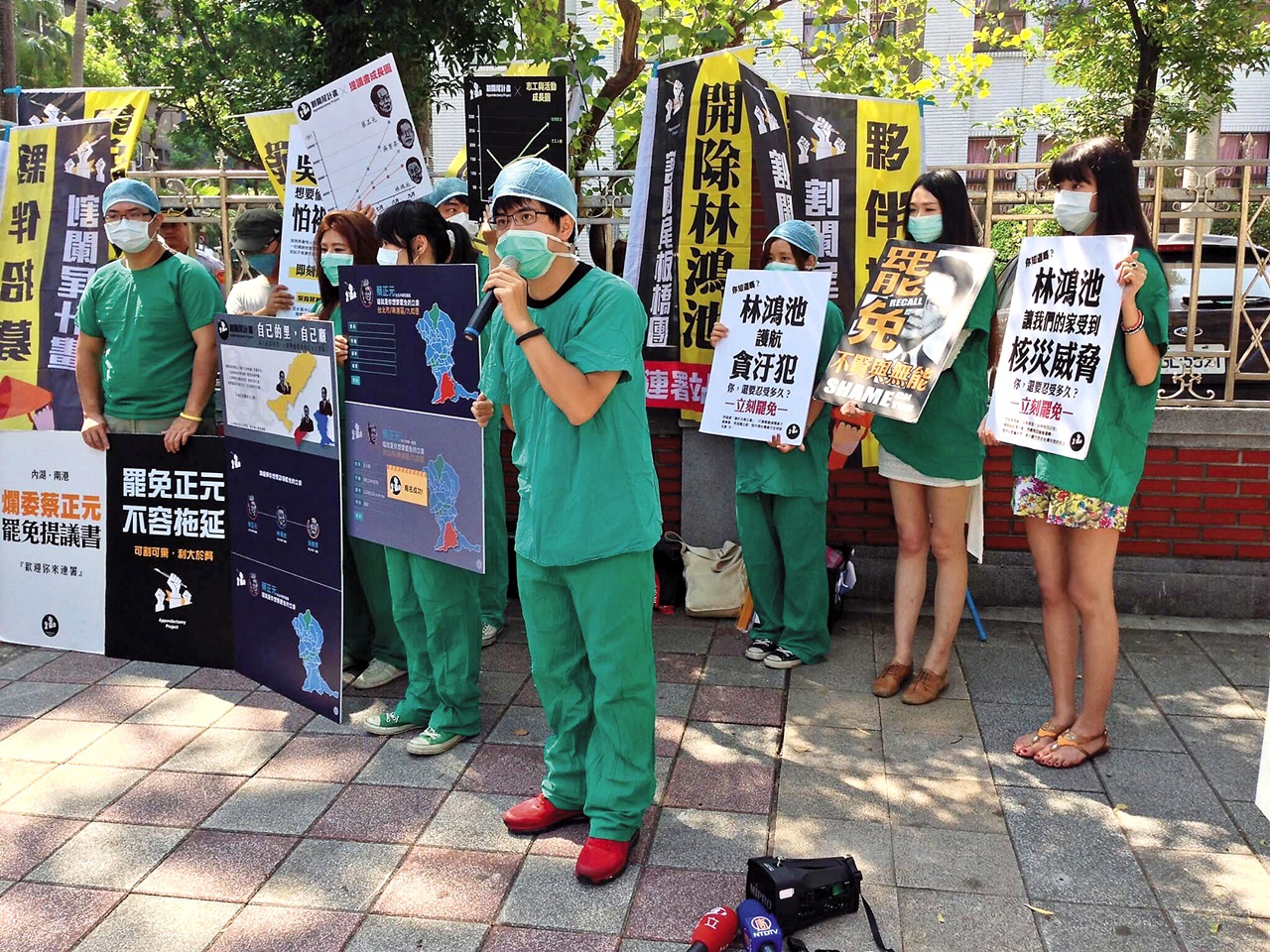 割闌尾計畫祭出「罷免權」讓立委有所忌憚，手術服和口罩是活動的標準配備。（林祖儀提供）