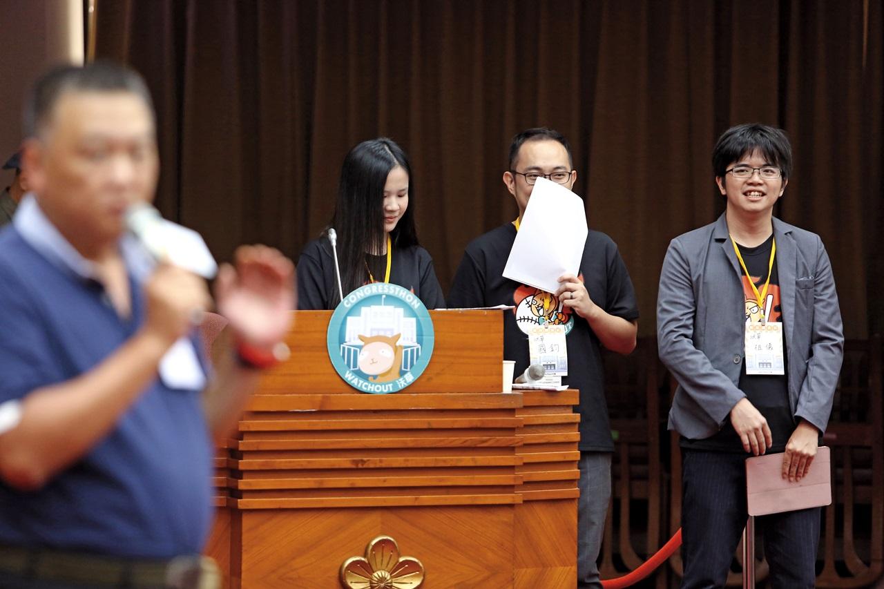 林祖儀(右1)邀請立委與公民參與「開放國會松」,建立立法院與社會的對話平台。(林祖儀提供)