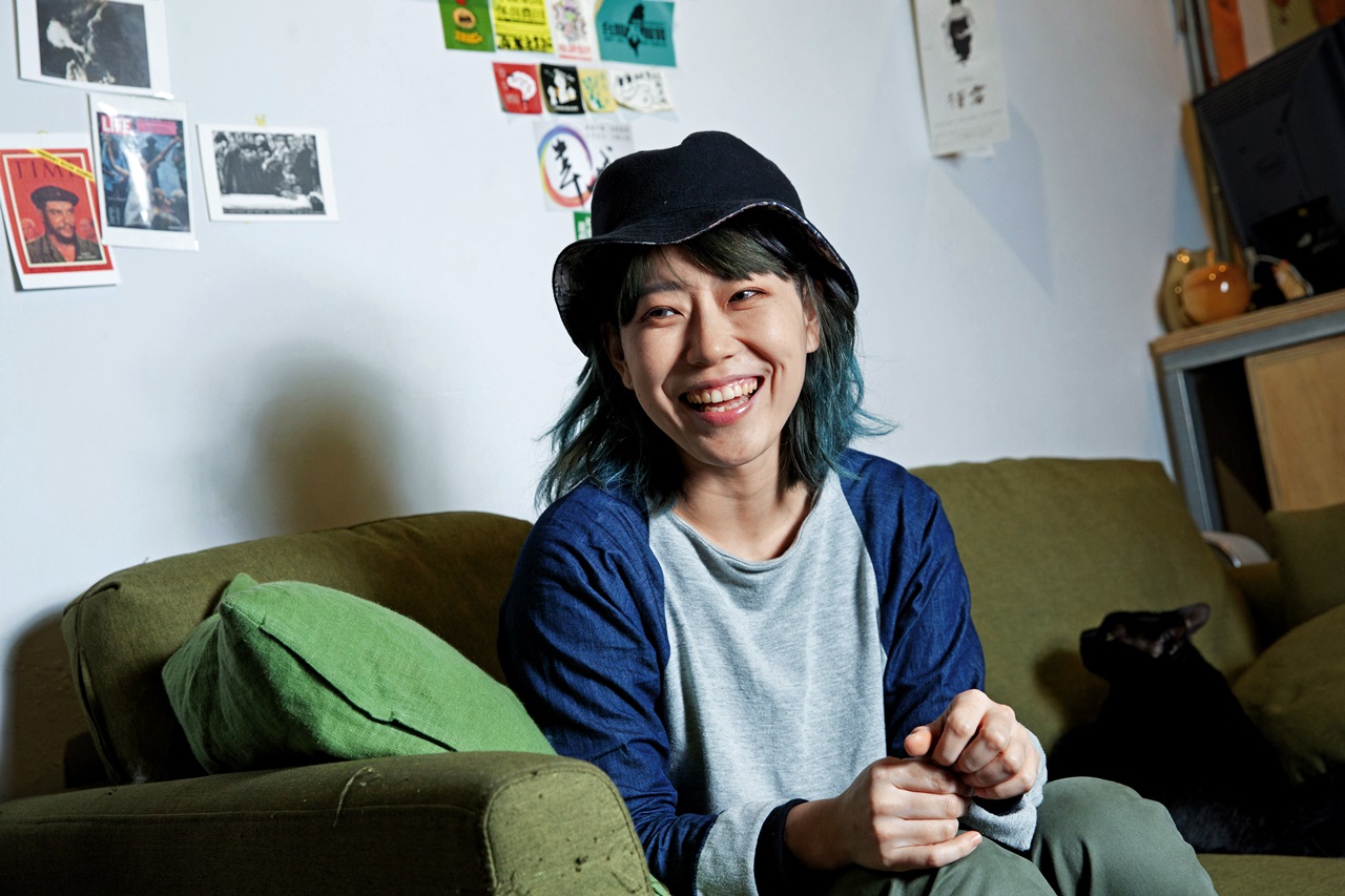 宋晉儀長期參與社運，為關廠工人、Hydis工人、家樂福工會剃頭，表達強烈抗議，被稱為「凱道剃頭師」。