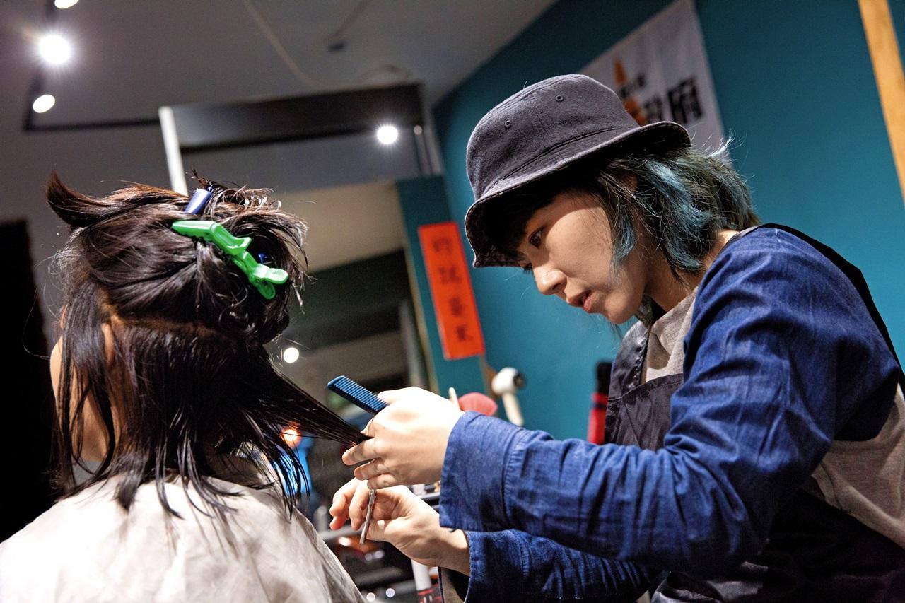 為了跟客人有更多時間講話，宋晉儀從髮品專櫃銷售員轉到美髮師，她現在剪髮的客人也是Hydis抗爭運動夥伴。