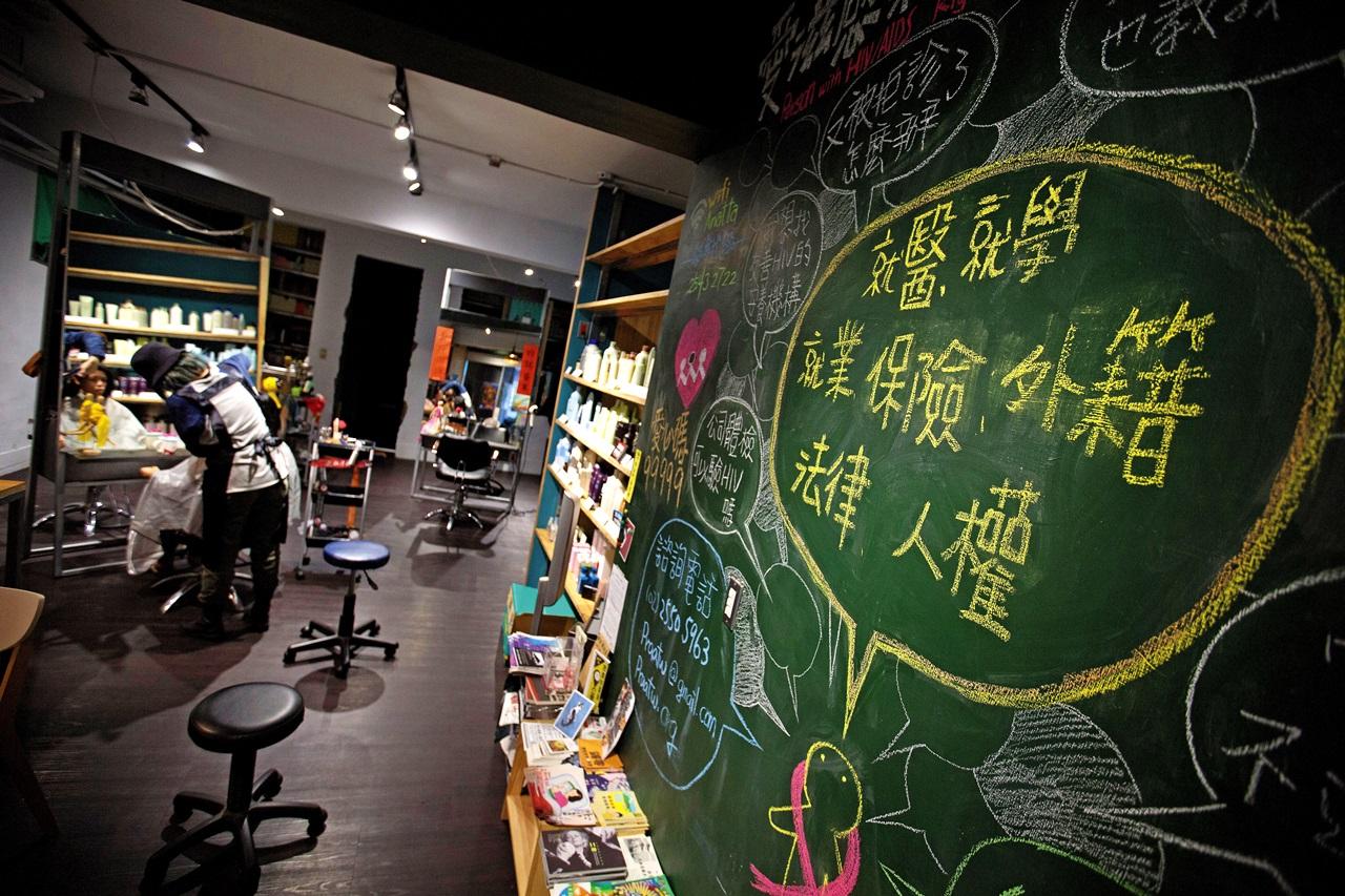 店內主題牆，每3個月跟不同NGO（非政府組織）合作，繪畫提倡不同議題。