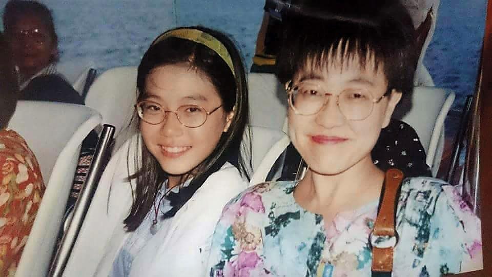 宋晉儀說自己從小是個令人頭痛的小孩，學了美髮以後媽媽（右）才放下心來，社運也成為母女的話題。（宋晉儀提供）