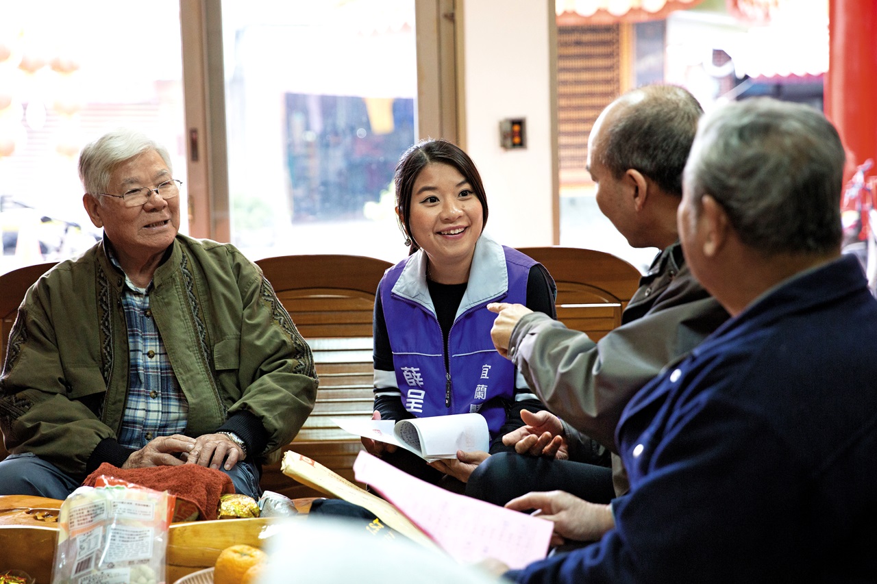 走進農村，薛呈懿坐下來聽老人說話，也讓他們學習聽年輕人的意見。