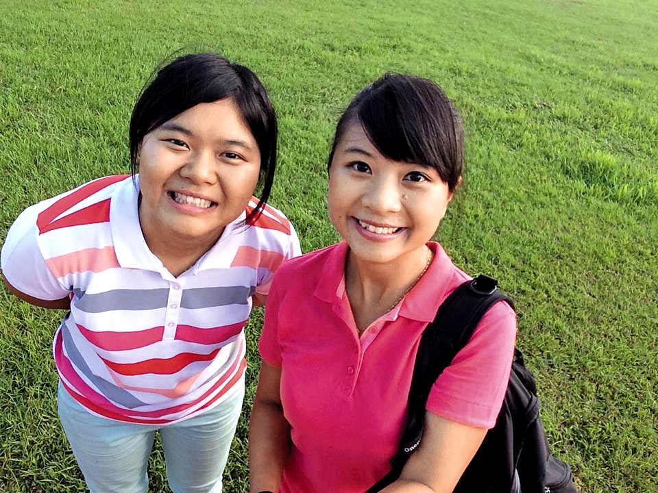 選舉的革命情感拉近了姊妹距離，妹妹薛呈祥（左）是薛呈懿（右）最信任的政治夥伴。（薛呈懿提供）
