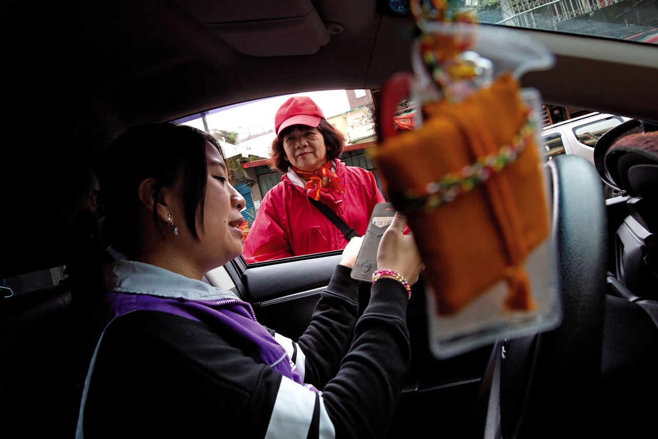 薛呈懿車子發動前，遇到阿桑熱情告知哪裡有活動，她立刻打開手機行事曆記下，連聲道謝。