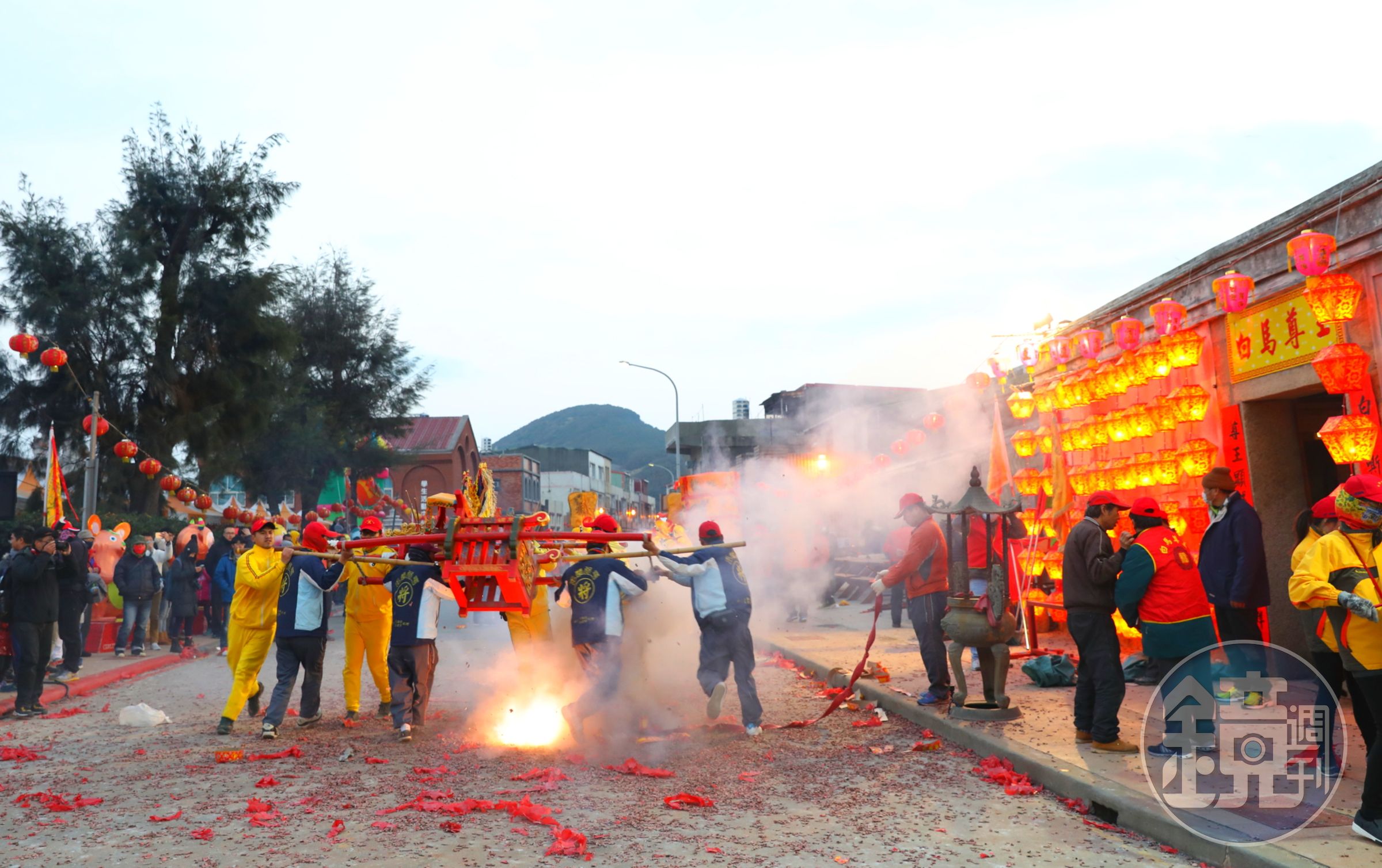 扛乩是馬祖「擺暝」最顯眼也最特別的一道風景，與神轎形影不離的乩將，早年可是經過神明精挑細選才能擔任。
