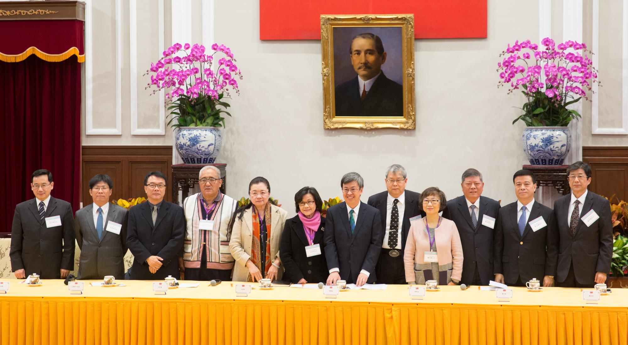 副總統陳建仁2日與11位監委補提名人張武修（左起）、高涌誠、林盛豐、瓦歷斯．貝林、田秋堇、王幼玲、陳建仁、陳師孟、楊芳婉、趙永清、劉文雄、蔡崇義。