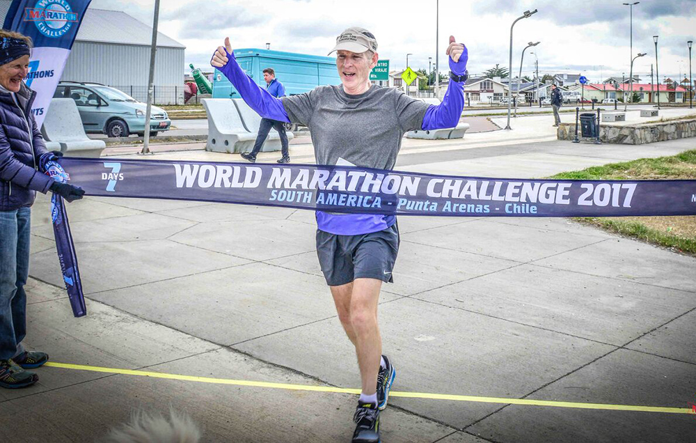 66歲的艾佛利（Glen Avery）在南美洲的馬拉松賽事上跨越終點線。（翻攝World Marathon Challenge）