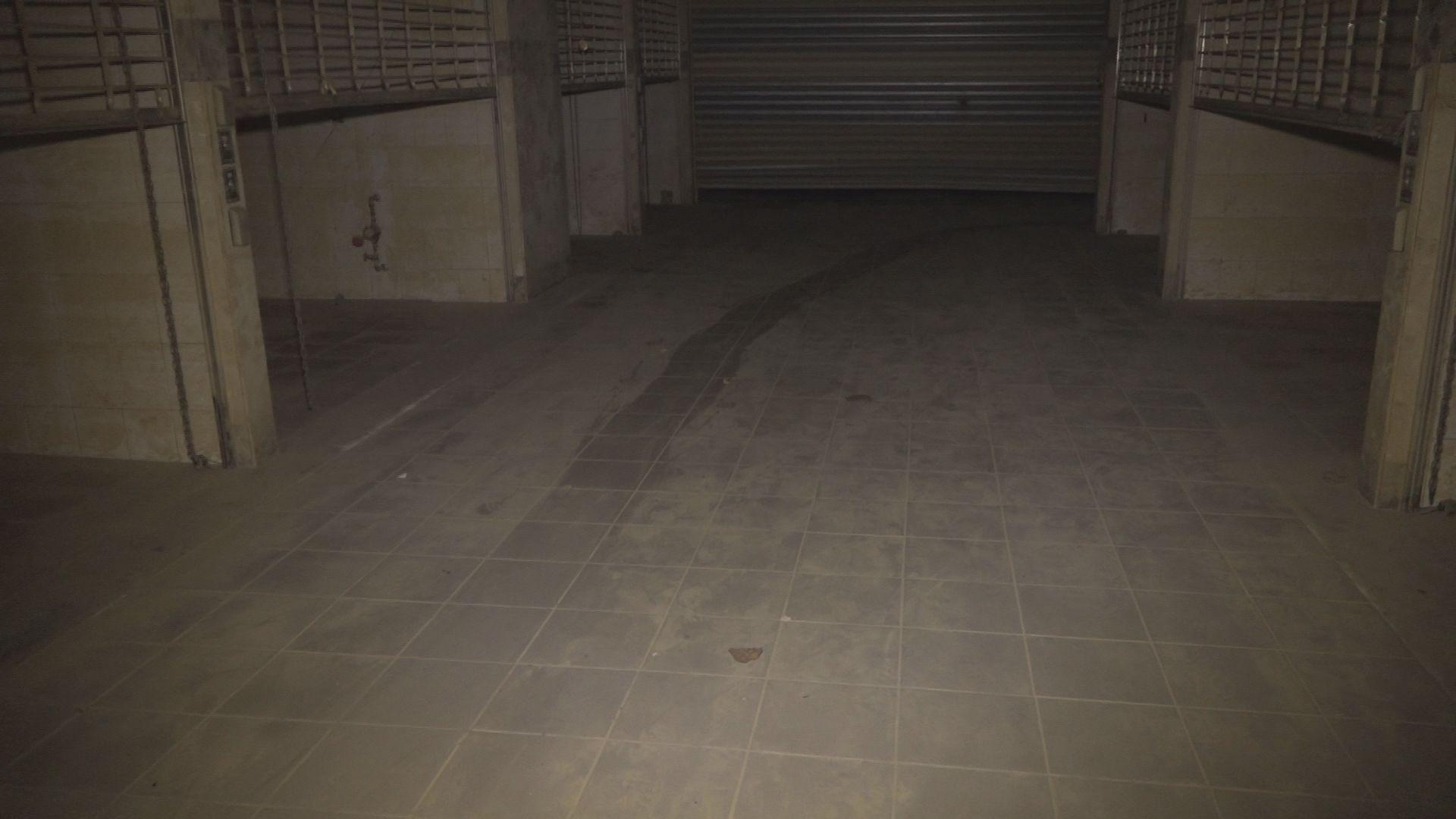 陳姓小模曾在此地遭拖行,地面上留下拖曳痕跡。