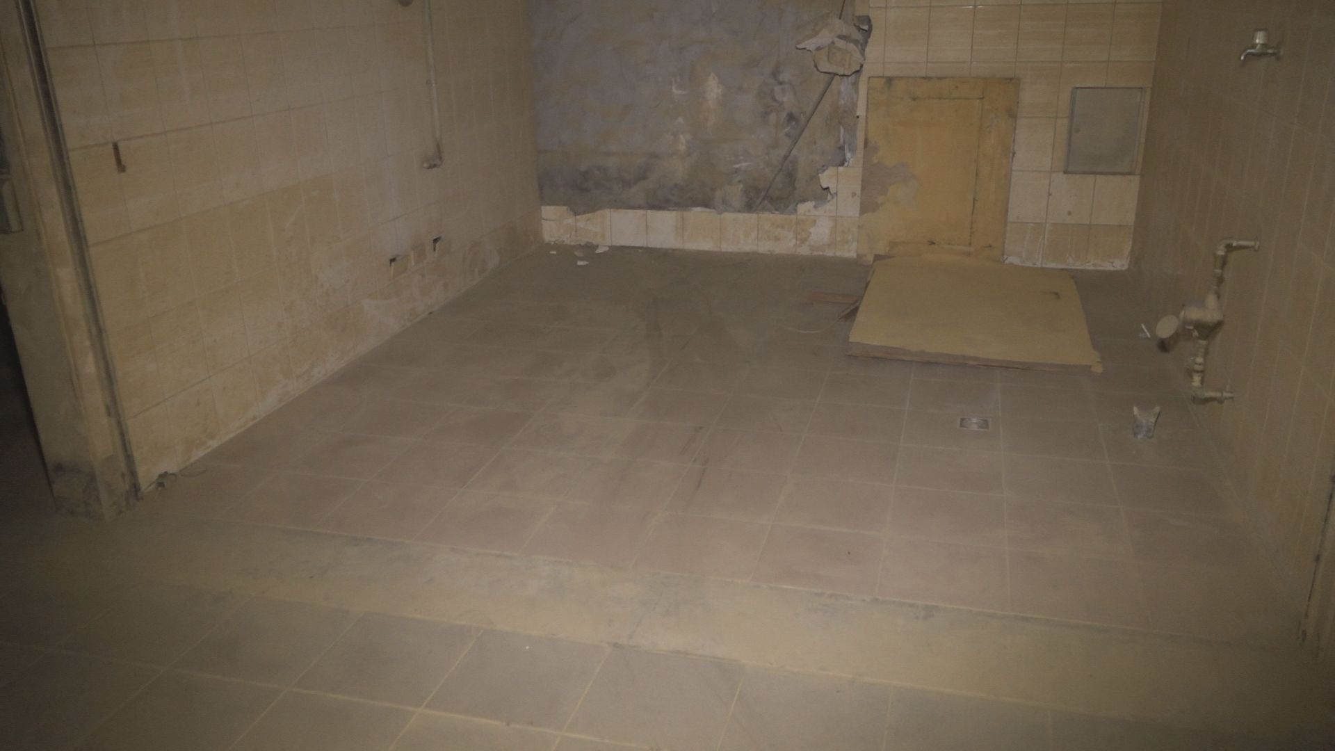 陳姓小模遭棄屍的隔間內,斑駁的牆面增添陰森氣氛。